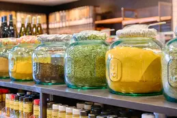 409-epices-biocoop-saveurs-et-saisons-boucines-curcuma-curry-clou-de-girofle-herbes-en-poudre-1.webp