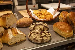 409-pain-fermente-fait-artisanlement-avec-de-ka-levurre-de-vin-pain-siegle-campagne-couronne-1.webp