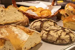 409-pain-fermente-fait-artisanlement-avec-de-ka-levurre-de-vin-pain-siegle-campagne-couronne-2.webp