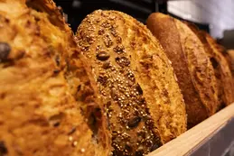 409-pain-fermente-fait-artisanlement-avec-de-ka-levurre-de-vin-pain-siegle-campagne-couronne-3.webp